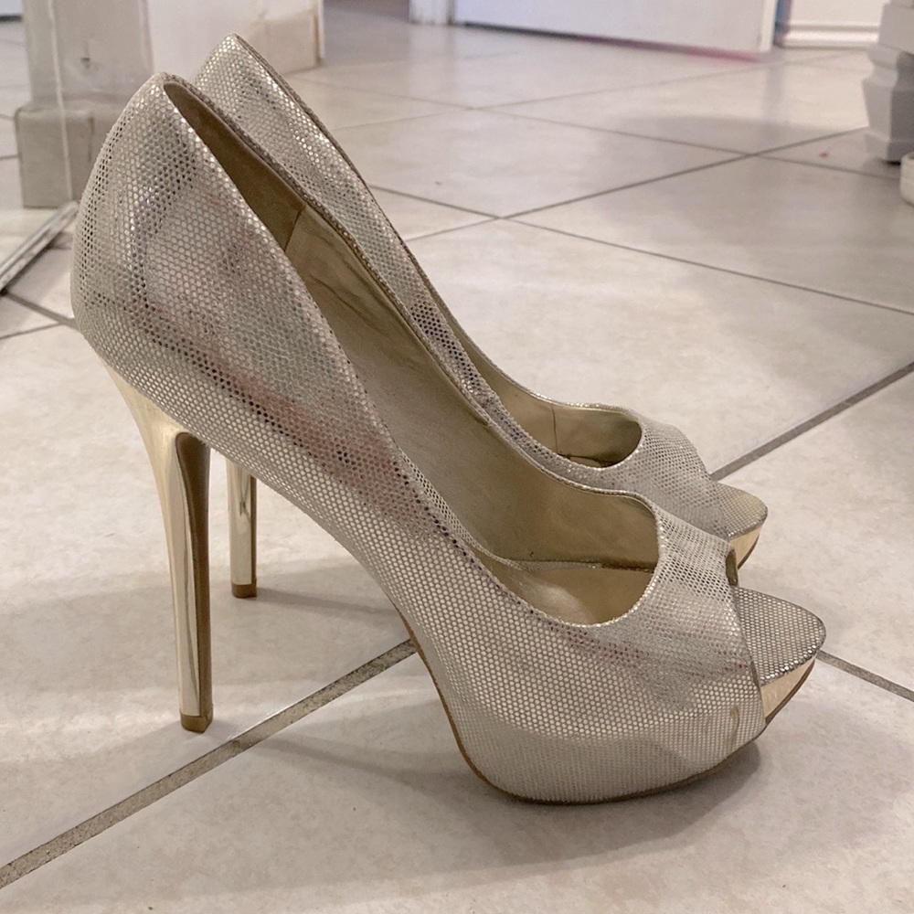 Carlos Santana size 8.5 silver heels